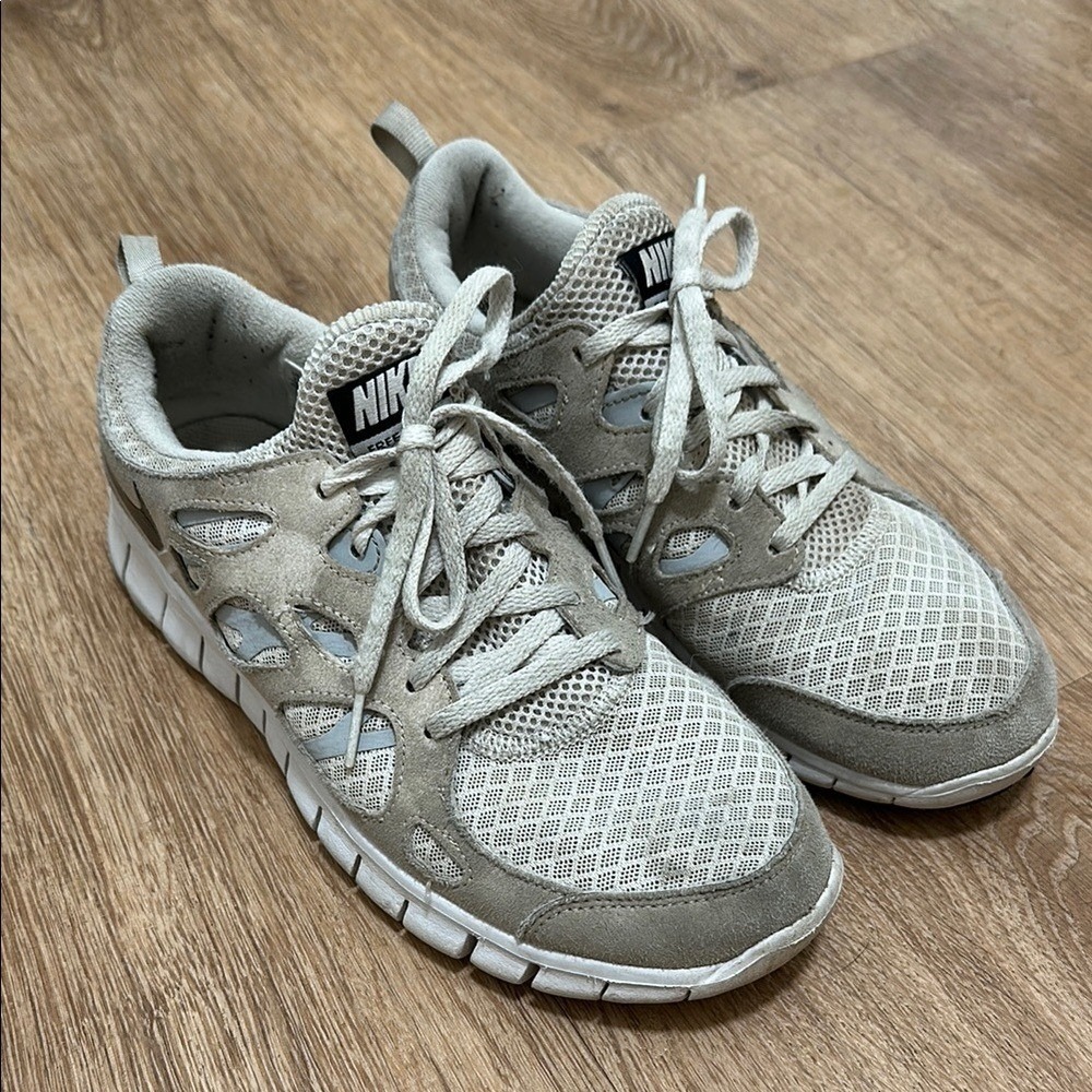 NIKE | Kids Free Run 2 Gray and White‎ Athletic Running Shoes, Size Youth 7